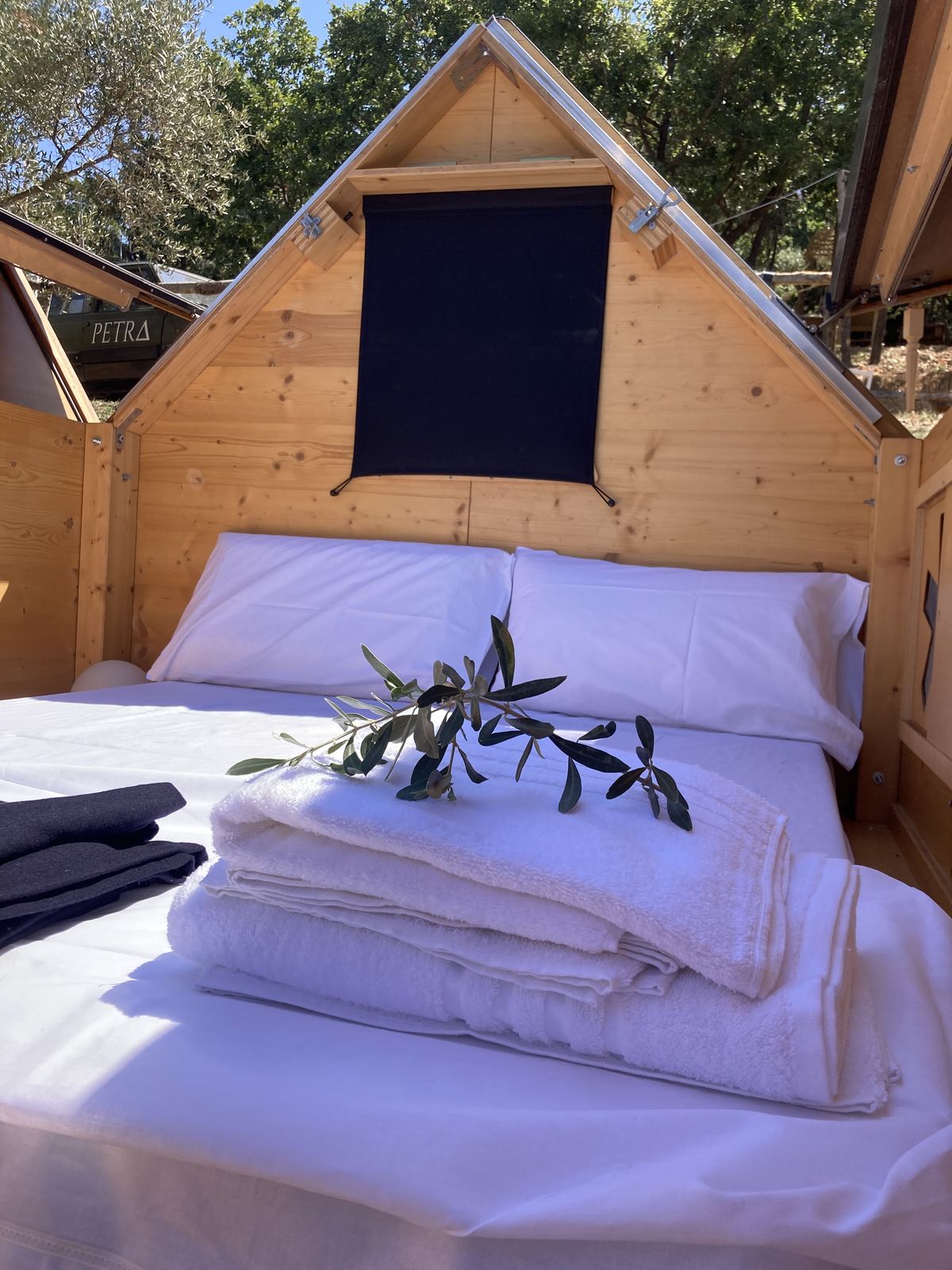 Letto StarsBOX con asciugamani e ramo di ulivo