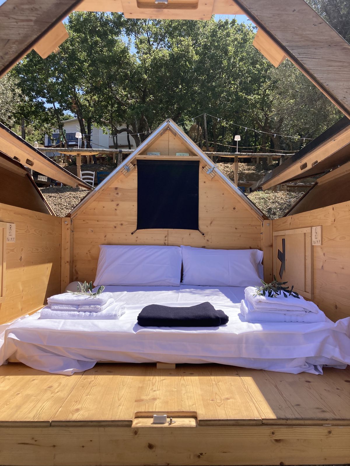 StarsBOX letto con asciugamani neri e bianchi