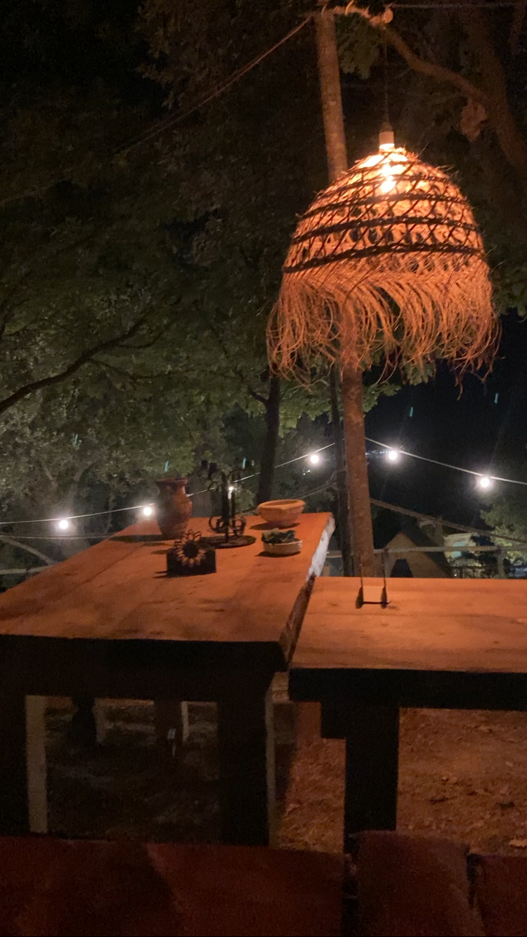 Lanterne e tavoli al Simposio Petra Sky Glamping